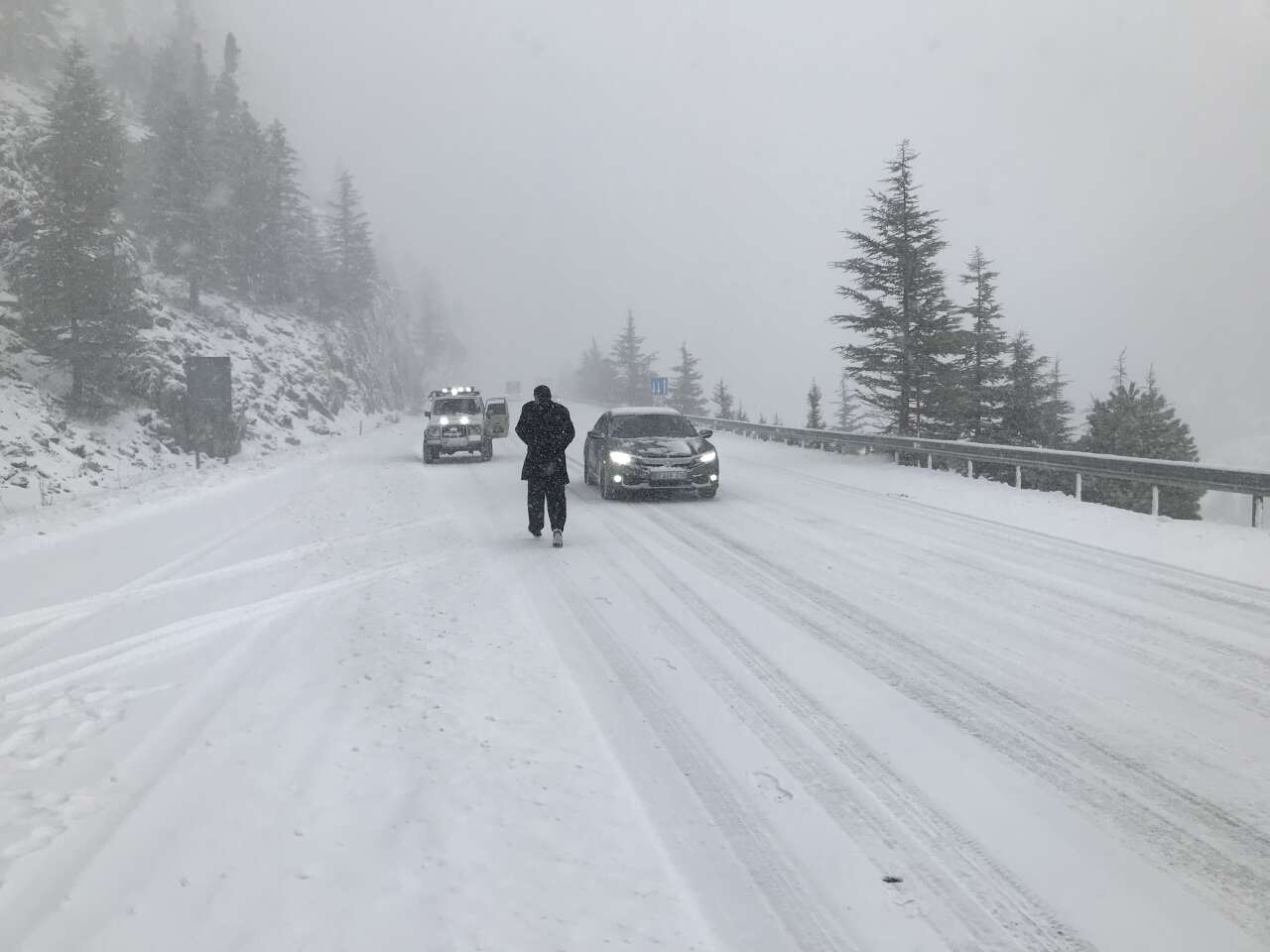 Konya yolunda kar kalınlığı 30 santime çıktı 2
